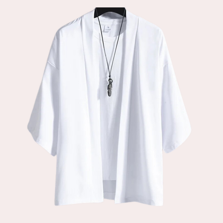 Witte kimono-stijl cardigan met korte mouwen en open voorkant, hangend aan een hanger. Ideaal voor casual mode en zomeroutfits.