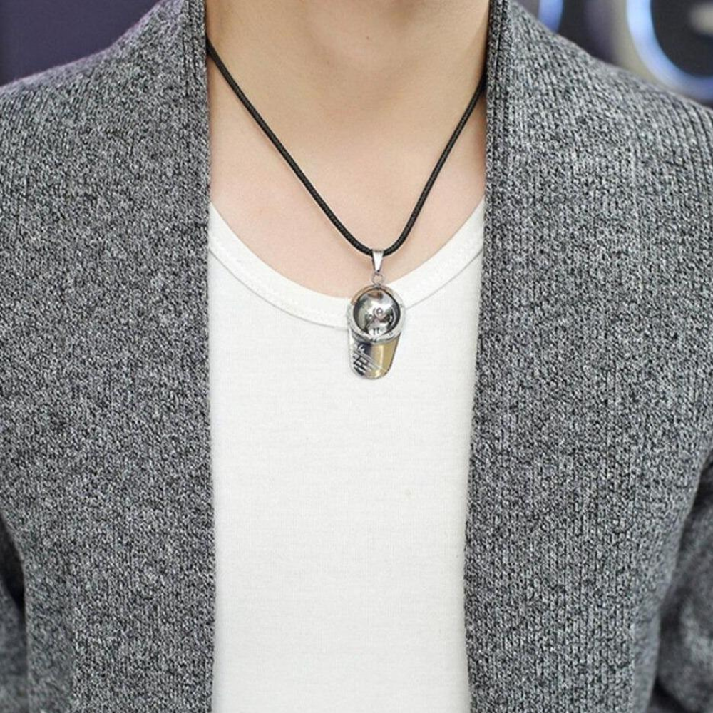 Grijze trui met witte top en zilveren ketting met hanger. Stijlvolle herenmode, casual outfit, moderne accessoires, trendy look.