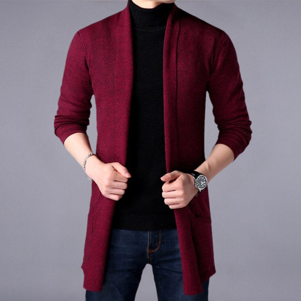 Man in wijnrode cardigan, zwarte coltrui en jeans. Stijlvolle herenkleding, casual outfit, modeaccessoires, horloge. Perfect voor herfst- en wintermode.