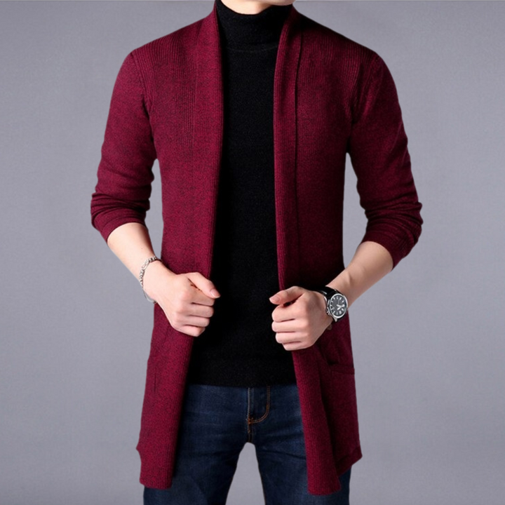 Man in wijnrode cardigan, zwarte coltrui en jeans. Stijlvolle herenkleding, casual outfit, modeaccessoires, horloge. Perfect voor herfst- en wintermode.