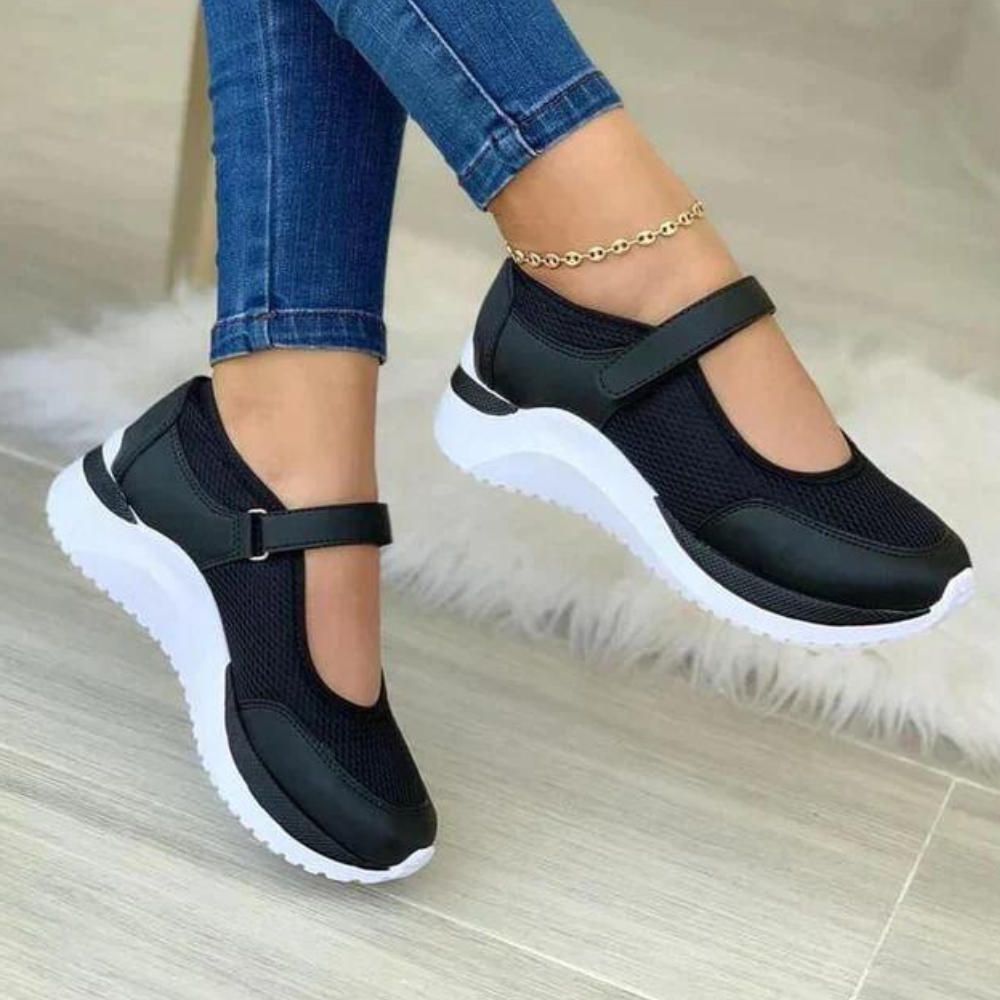 Zwarte dames sneakers met klittenband, ademend mesh, witte zool. Comfortabele en modieuze schoenen voor dagelijks gebruik.