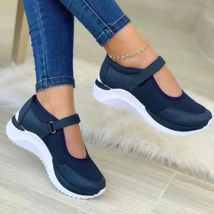 Donkerblauwe dames sneakers met klittenbandsluiting, ademend mesh en witte zool. Comfortabele schoenen voor dagelijks gebruik.