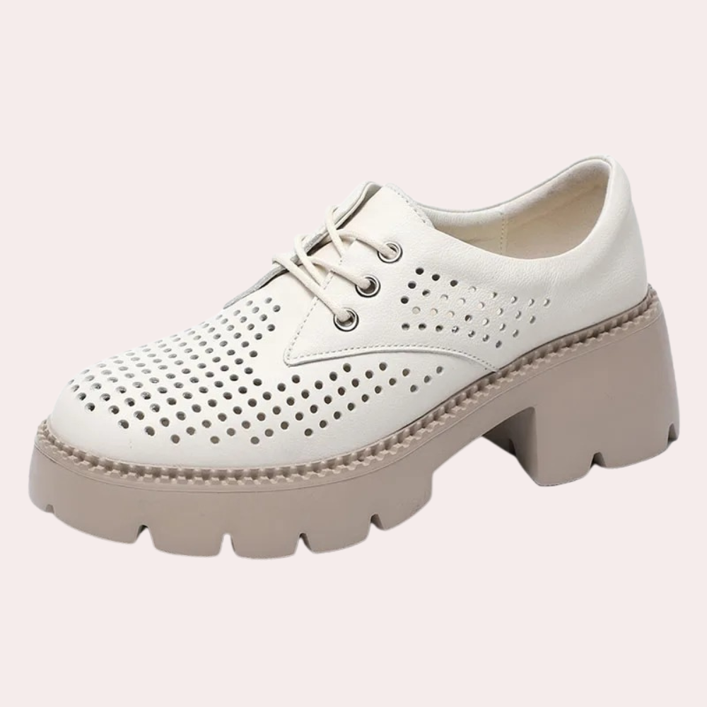 Beige leren damesschoen met dikke zool, perforaties en veters. Modieuze en comfortabele schoenen voor dagelijks gebruik.