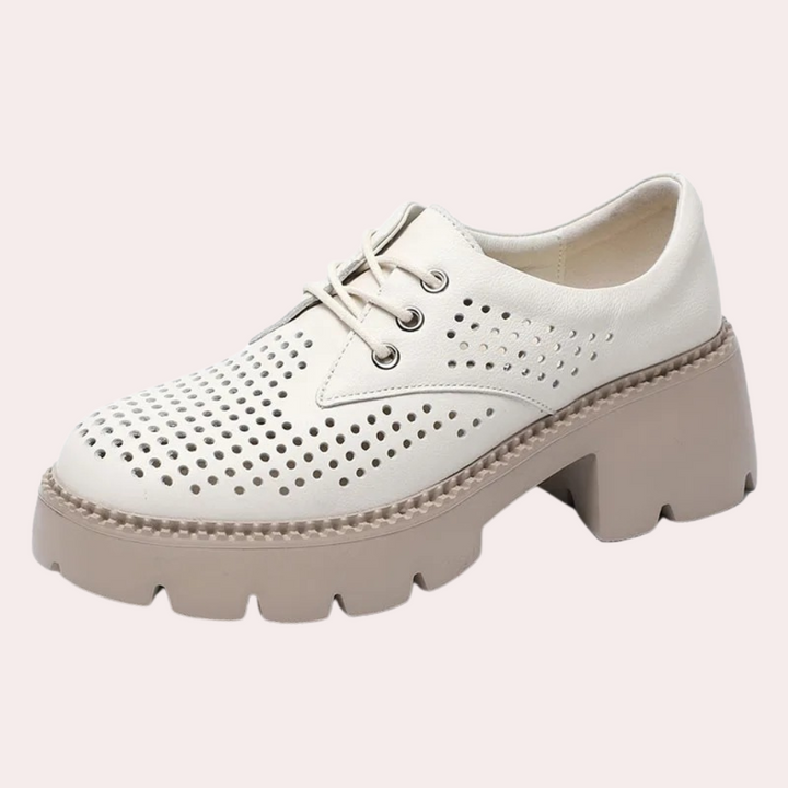 Beige leren damesschoen met dikke zool, perforaties en veters. Modieuze en comfortabele schoenen voor dagelijks gebruik.