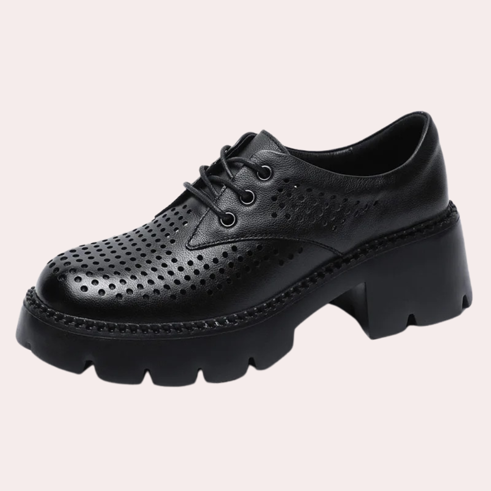Zwarte leren damesschoen met veters, geperforeerd ontwerp en dikke plateauzool. Modieuze en comfortabele schoenen voor dagelijks gebruik.