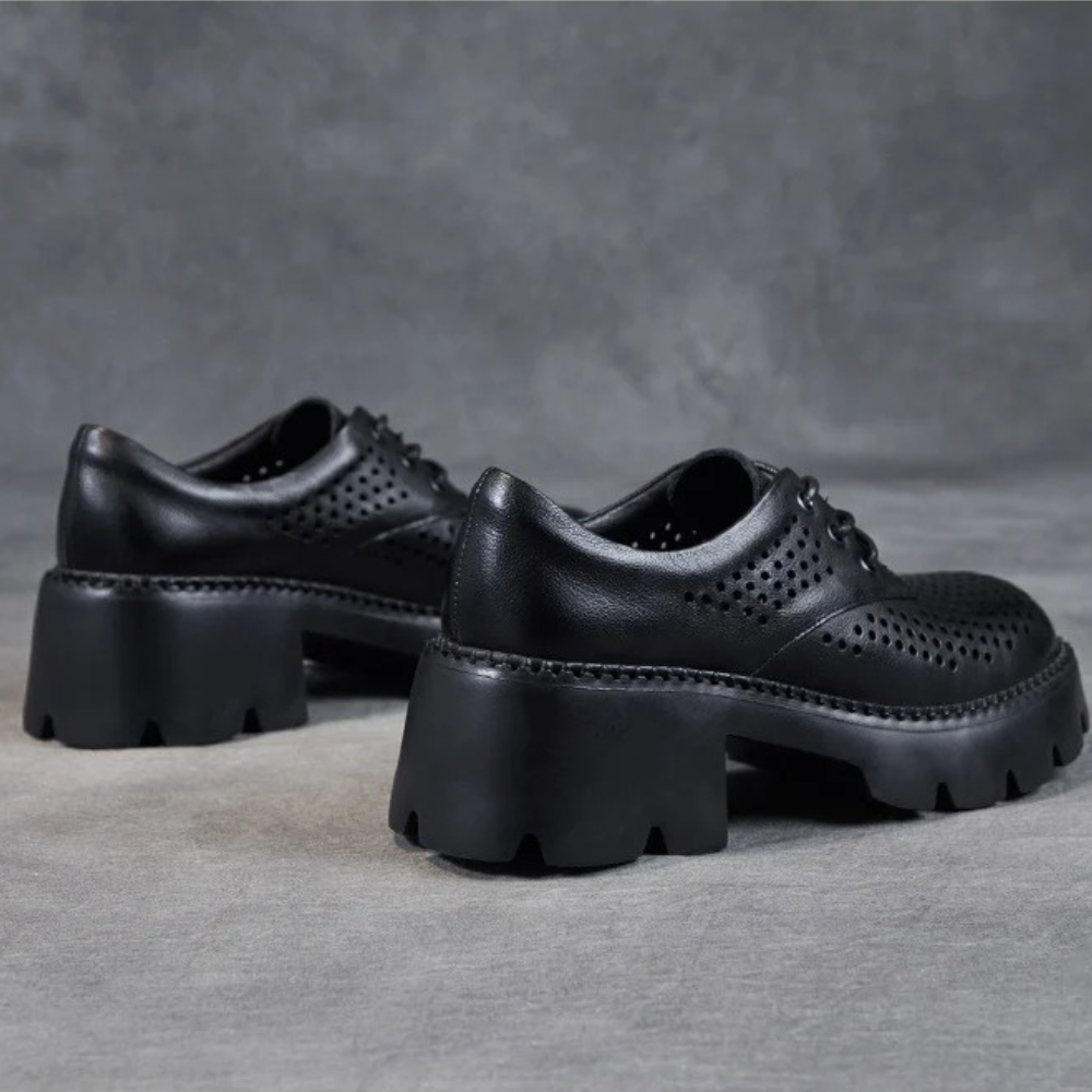 Zwarte leren damesschoenen met dikke plateauzolen en perforaties, stijlvolle veterschoenen voor dagelijks gebruik. Trendy en comfortabel schoeisel.