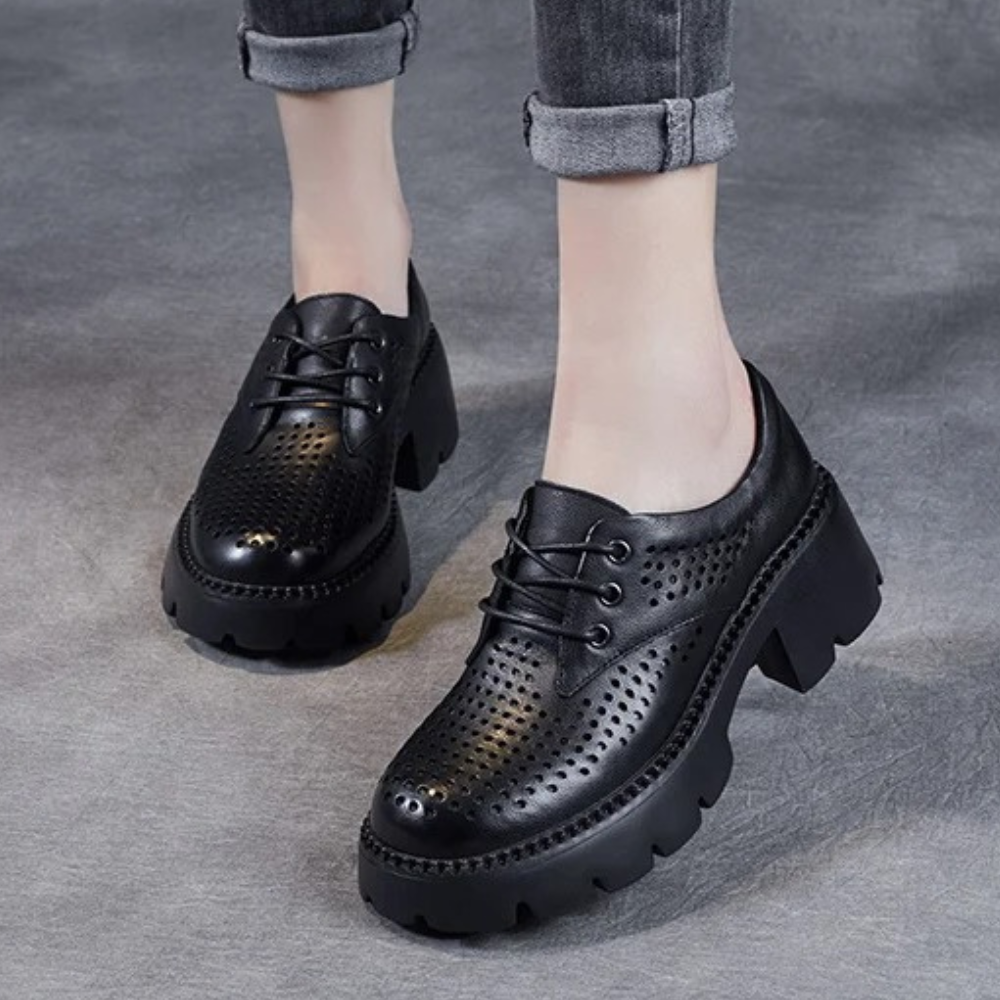 Zwarte leren damesschoenen met dikke zool en veters, geperforeerd ontwerp, casual en stijlvol, perfect voor dagelijks gebruik en modebewuste outfits.