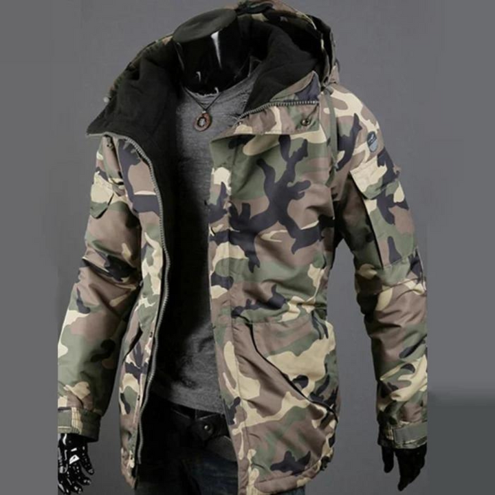 Camouflage winterjas voor heren met capuchon, waterdicht en winddicht, ideaal voor outdooractiviteiten. Stijlvol en functioneel design.