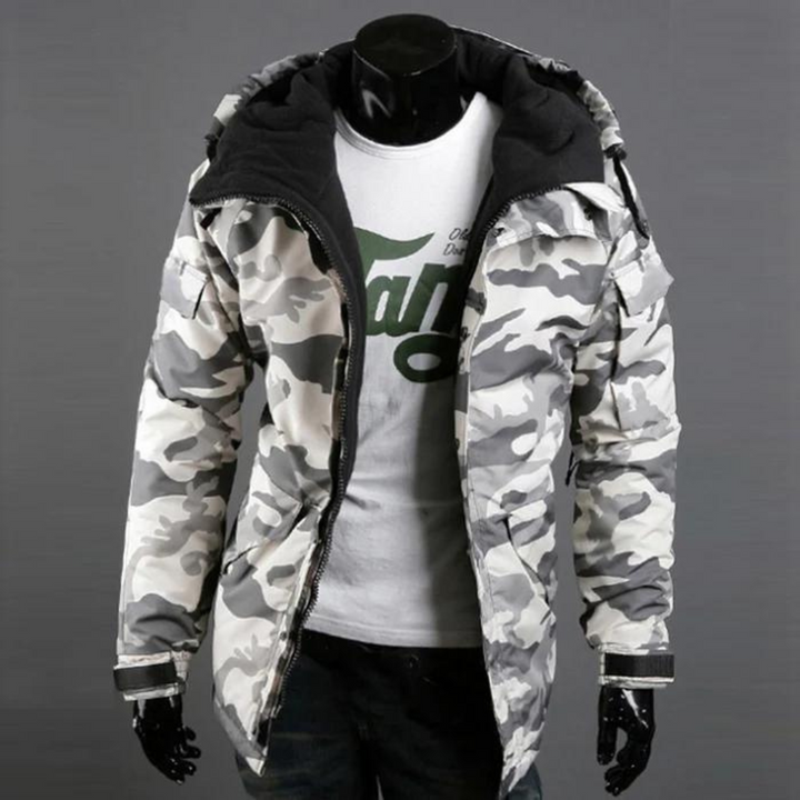 Camouflage winterjas met capuchon, zwart-wit patroon, gedragen over een wit T-shirt. Stijlvolle herenmode, warme en trendy buitenkleding.
