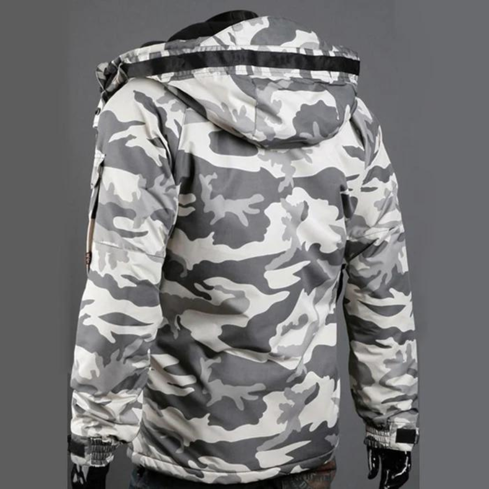 Witte camouflage winterjas met capuchon, herenmode, waterdicht, warme buitenkleding, stijlvolle jas voor koude seizoenen, trendy design.