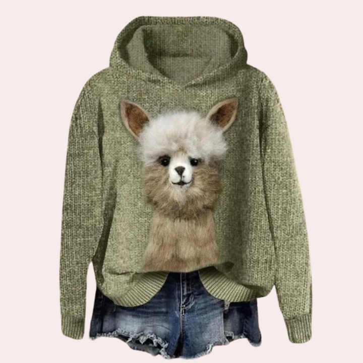 Groene alpaca trui met capuchon, damesmode, casual stijl, gebreid ontwerp, gecombineerd met denim shorts, trendy herfstkleding.