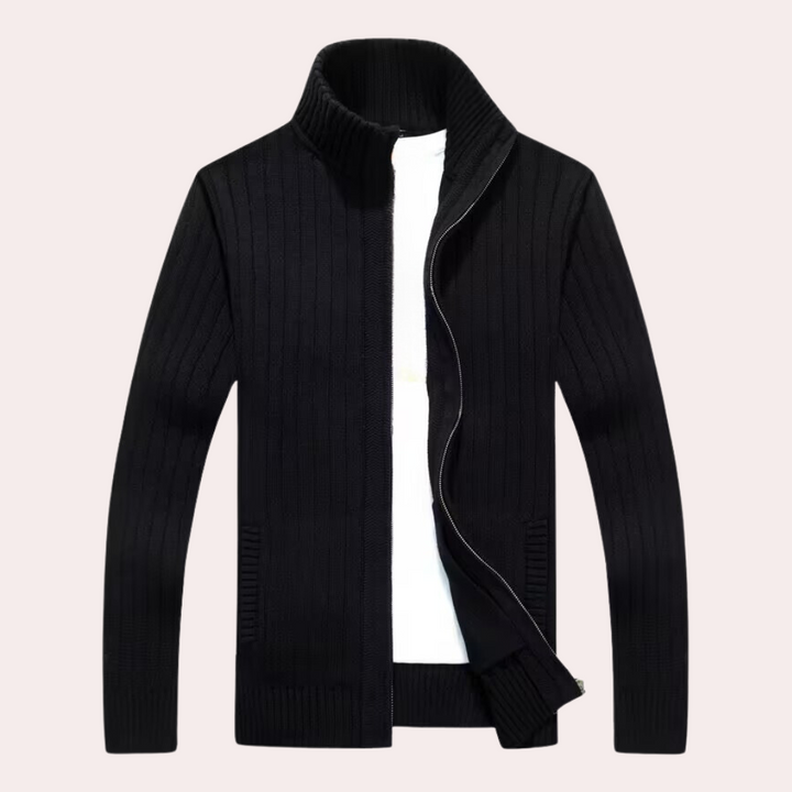 Zwarte gebreide heren cardigan met ritssluiting, hoge kraag en ribbelpatroon. Stijlvolle en warme trui voor herfst en winter.
