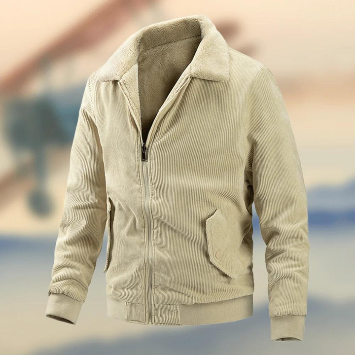 Beige corduroy herenjas met ritssluiting, opstaande kraag en zakken. Stijlvolle winterjas voor heren, ideaal voor casual en formele gelegenheden.