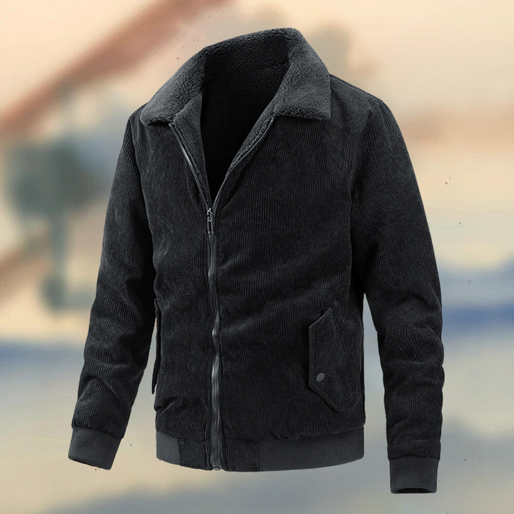 Zwarte corduroy herenjas met ritssluiting, schapenvachtkraag en zakken. Stijlvolle winterjas, warme herenmode, trendy buitenkleding.