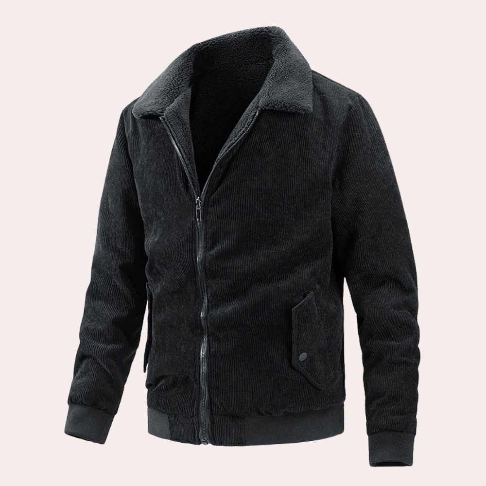 Zwarte corduroy herenjas met ritssluiting, schapenvachtkraag en zakken. Stijlvolle winterjas, warme herenmode, trendy herenkleding.