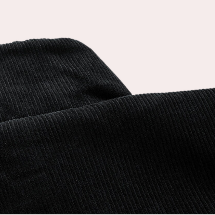 Zwarte corduroy stof close-up, geribbelde textuur, geschikt voor mode en interieur, hoogwaardige kwaliteit, trendy materiaal.