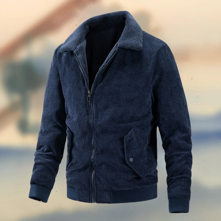 Blauwe corduroy herenjas met ritssluiting, opstaande kraag en zakken. Stijlvolle winterjas, warme voering, modieus en comfortabel.