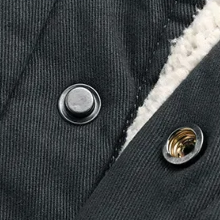 Zwarte jas met drukknopen en witte fleece voering, detailopname. Hoogwaardige winterkleding, duurzame materialen, stijlvolle afwerking.
