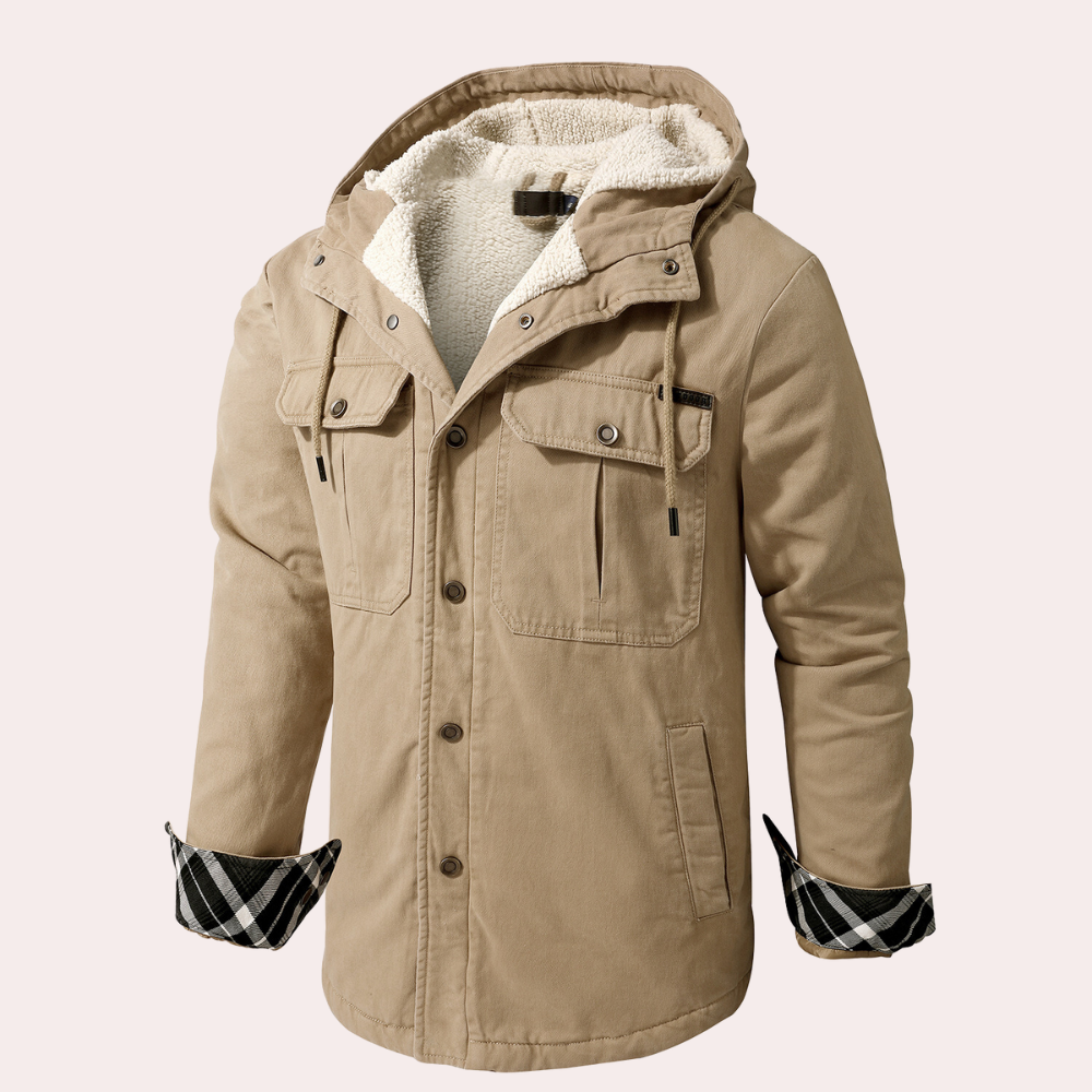 Khaki winterjas met capuchon, knopen en zakken, gevoerd met fleece. Stijlvolle herenjas voor koude seizoenen. Perfect voor casual wintermode.