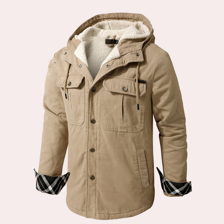 Khaki winterjas met capuchon, knopen en zakken, gevoerd met fleece. Stijlvolle herenjas voor koude seizoenen. Perfect voor casual wintermode.