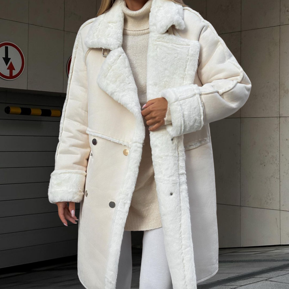 Vrouw in stijlvolle witte teddyjas, wintermode, trendy outfit, warme kleding, modieuze damesjas, buitenkleding, elegante look, herfst-winter stijl.