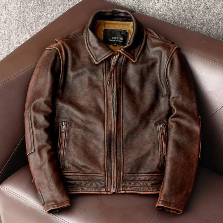 Bruin leren jack op bruine bank, klassieke stijl, ritszakken, hoogwaardige afwerking. Perfect voor herenkleding, modetrends, herfstmode.