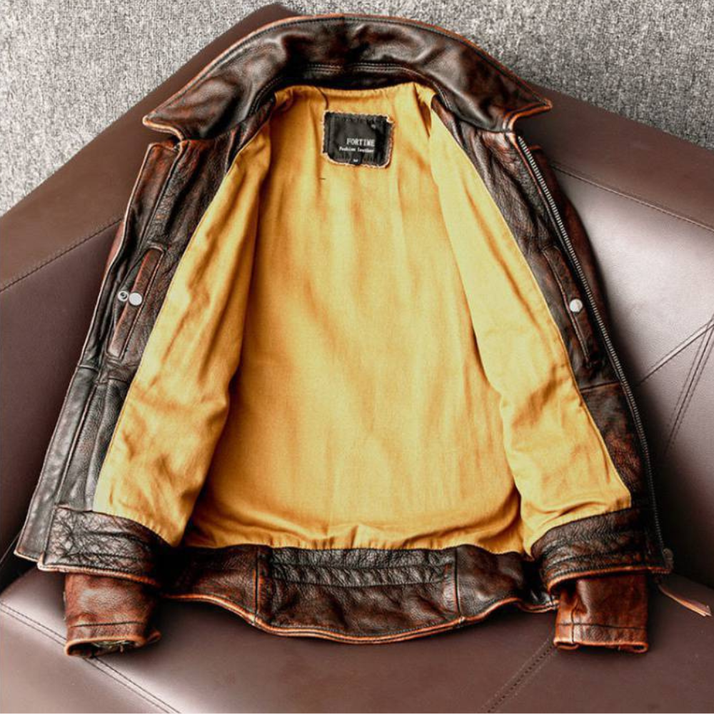 Bruine leren jas met gele voering op een bruine leren stoel, stijlvolle herenkleding, hoogwaardige materialen, modieuze jas voor heren.