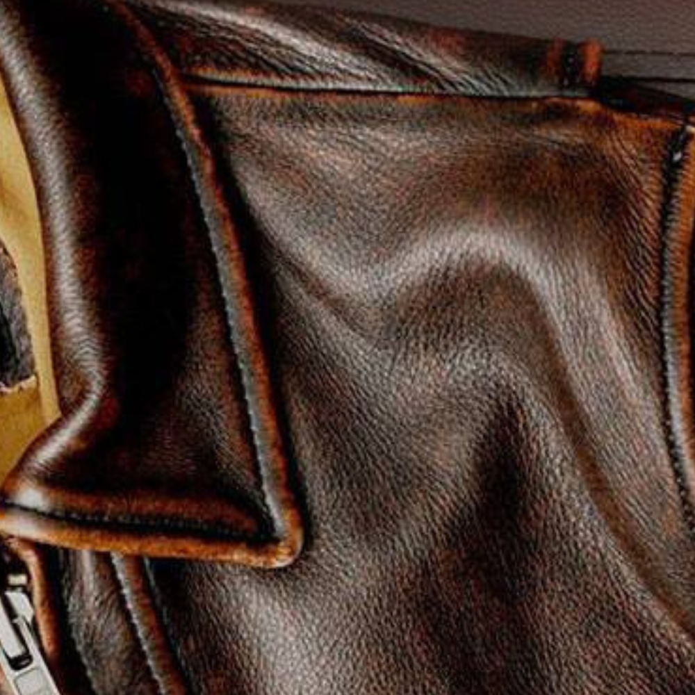 Bruin leren jas met vintage uitstraling, zichtbaar stiksel en textuur. Perfect voor herfstmode, stijlvolle leren kleding, tijdloze jas.