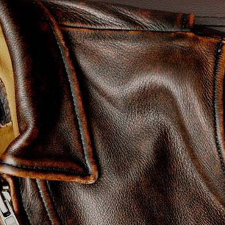 Bruin leren jas met vintage uitstraling, zichtbaar stiksel en textuur. Perfect voor herfstmode, stijlvolle leren kleding, tijdloze jas.