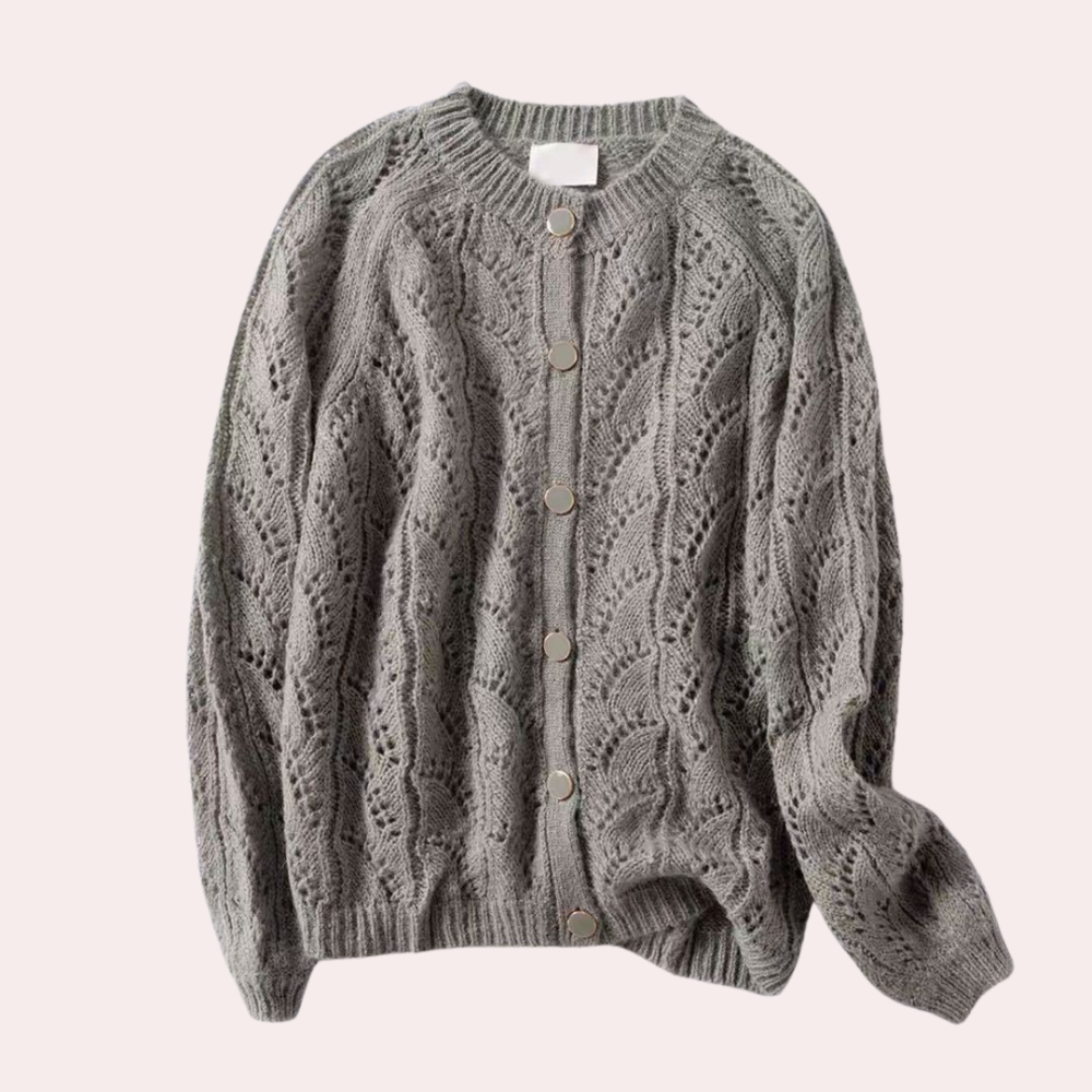 Grijze gebreide damesvest met knoopsluiting, kabelpatroon en lange mouwen. Perfect voor herfstmode en casual outfits. Comfortabel en stijlvol.