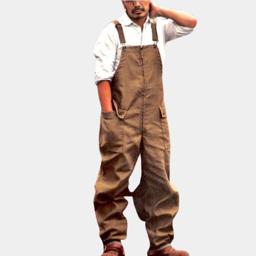 Bruine tuinbroek voor heren, gedragen door man met witte blouse. Comfortabele werkkleding, ideaal voor tuinieren en klussen.