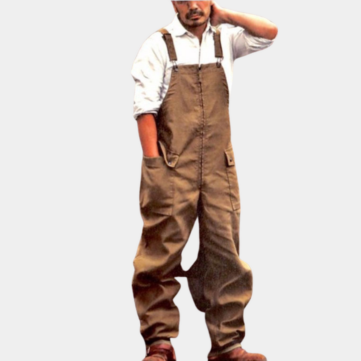 Bruine tuinbroek voor heren, gedragen door man met witte blouse. Comfortabele werkkleding, ideaal voor tuinieren en klussen.