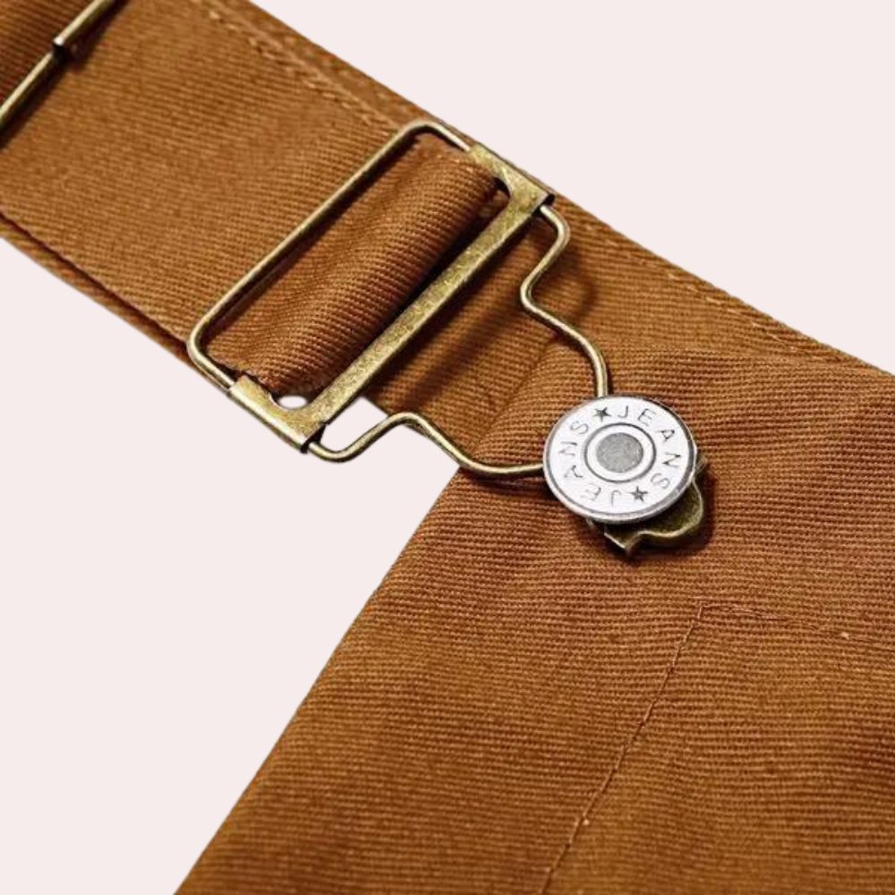 Bruine canvas riem met metalen gesp en unieke kogelvormige knoop. Stijlvolle accessoire voor jeans. Duurzaam en modieus ontwerp.