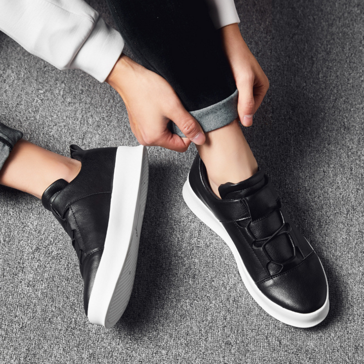 Zwarte leren sneakers met witte zool, unisex design, casual stijl, comfortabele pasvorm, ideaal voor dagelijks gebruik en modieuze outfits.