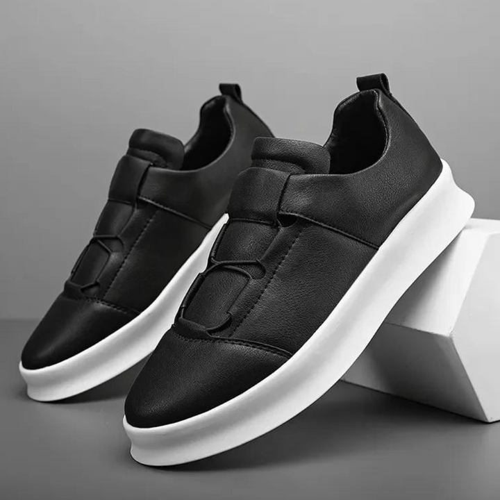 Zwarte leren sneakers met witte zool, modern design, unisex, casual stijl, comfortabele pasvorm, ideaal voor dagelijks gebruik en modebewuste outfits.