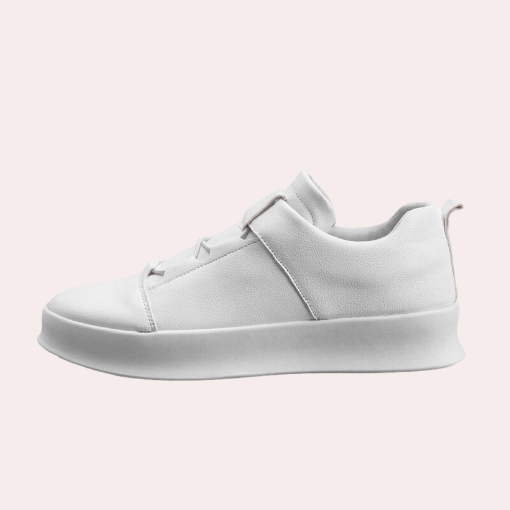 Witte leren sneaker zijaanzicht, minimalistisch design, comfortabele zool, casual mode, uniseks schoenen, trendy en stijlvol voor dagelijks gebruik.
