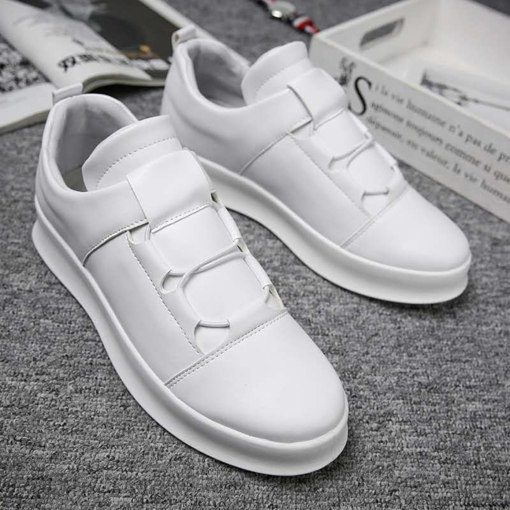Witte leren sneakers met elastische veters op grijze achtergrond, moderne casual schoenen, unisex design, comfortabele pasvorm, modeaccessoire.