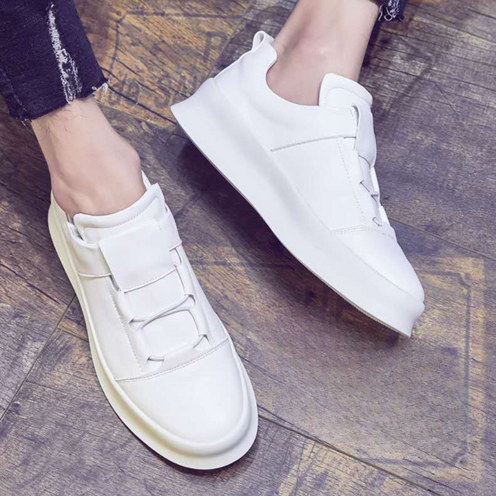 Witte leren sneakers met klittenbandsluiting, unisex design, casual en stijlvol, perfect voor dagelijks gebruik en comfort op houten vloer.
