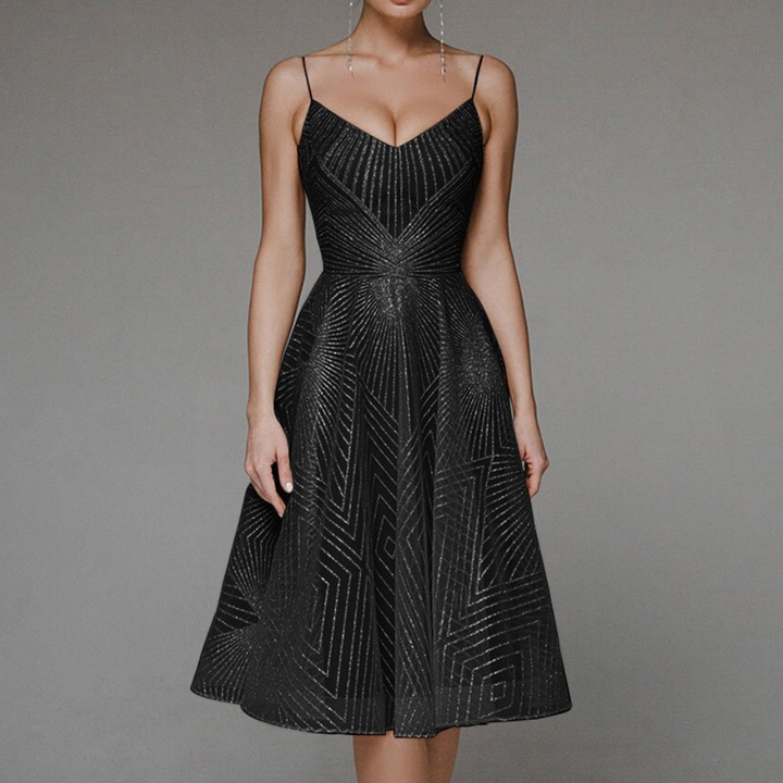 Zwarte cocktailjurk met geometrisch patroon, mouwloos ontwerp, V-hals en elegante uitstraling. Perfect voor avondfeesten en speciale gelegenheden.