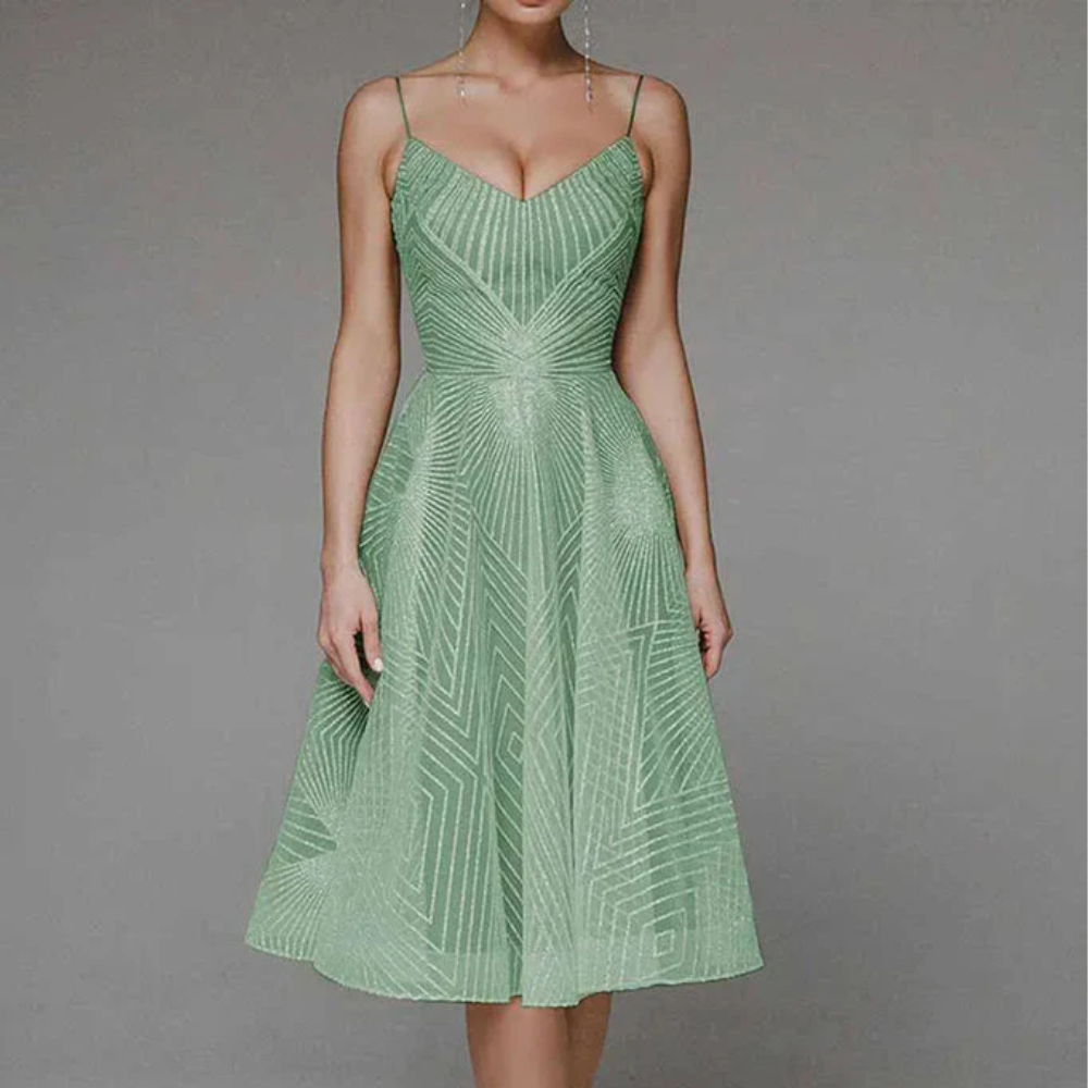 Groene cocktailjurk met geometrisch patroon, spaghetti bandjes en A-lijn rok. Perfect voor feestelijke gelegenheden en avondkleding.