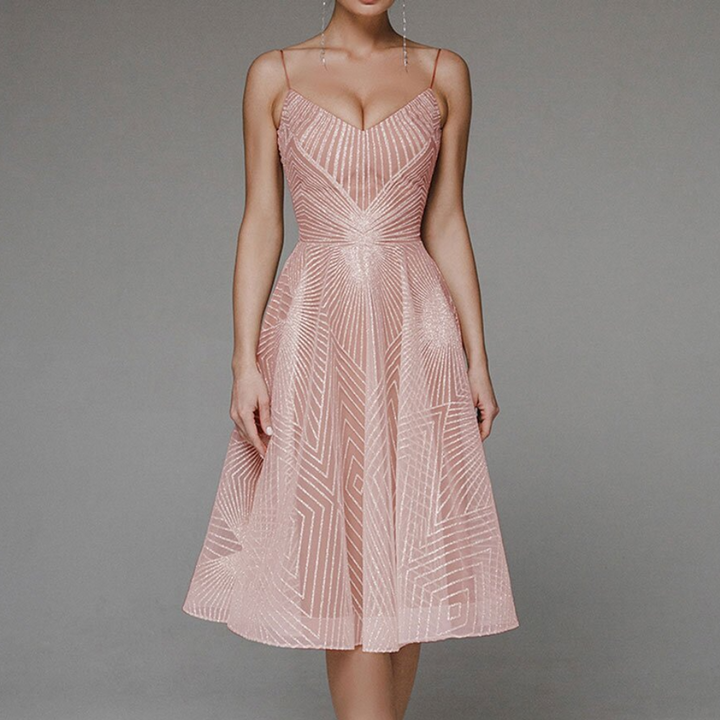 Elegante roze cocktailjurk met geometrisch patroon, mouwloos ontwerp en V-hals. Perfect voor feestelijke gelegenheden en avondkleding.