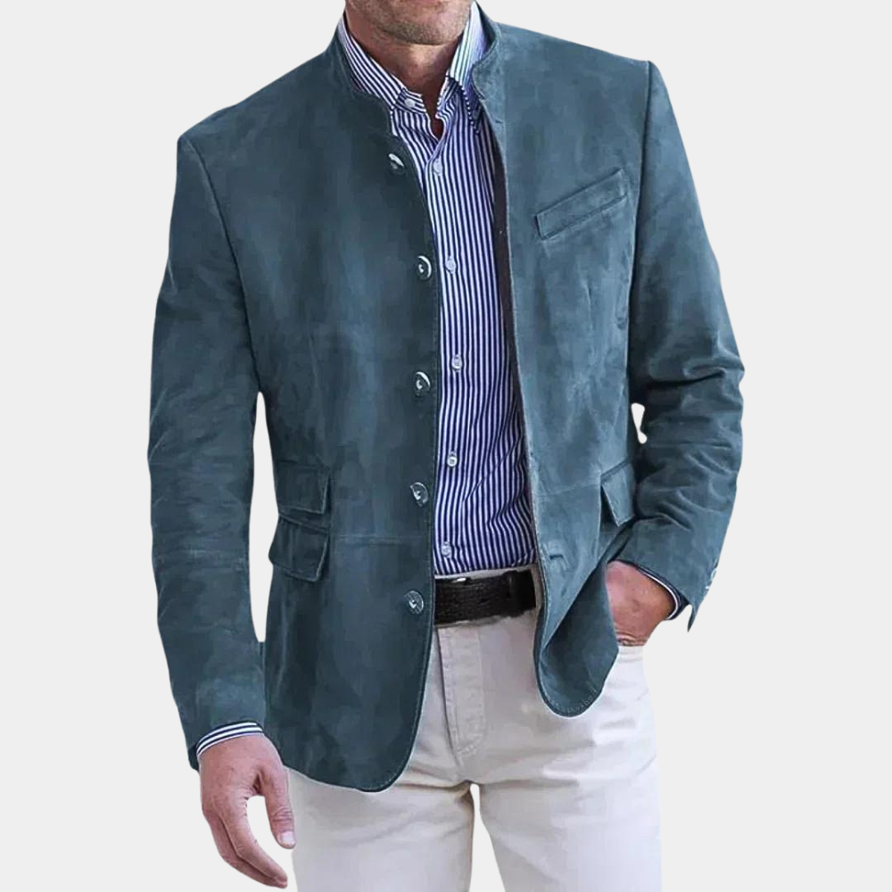 Blauwe suède herenjas met opstaande kraag, knoopsluiting en zakken, gedragen over een gestreept overhemd. Stijlvolle herenkleding.