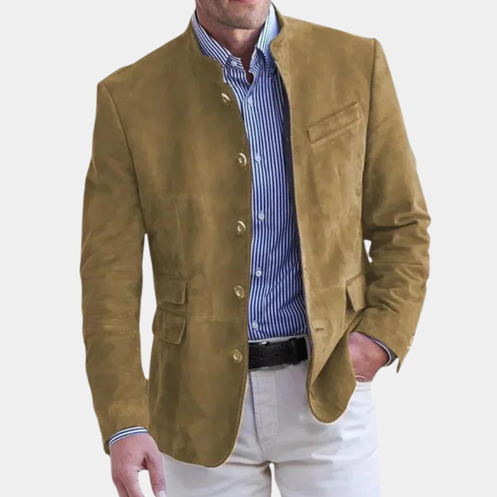 Bruin suède herenjas met opstaande kraag, knoopsluiting en meerdere zakken, gedragen over een blauw-wit gestreept overhemd. Stijlvolle herenkleding.