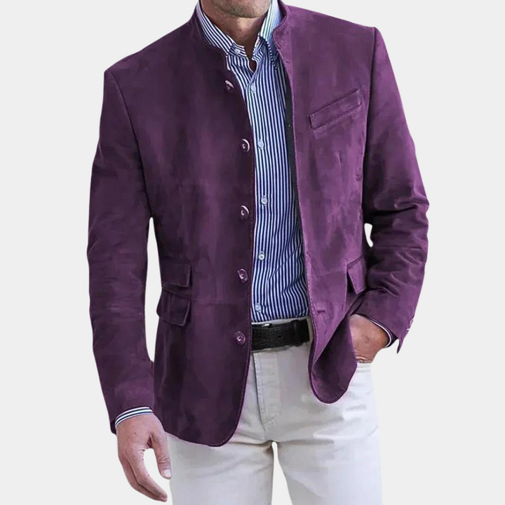 Paarse herenblazer met opstaande kraag, gedragen over een blauw-wit gestreept overhemd. Stijlvolle zakelijke outfit, modieuze herenkleding.