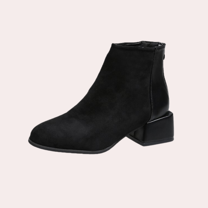 Zwarte dames enkellaars met blokhak, suède en leer, zijrits. Stijlvolle herfst- en wintermode, comfortabele pasvorm, trendy schoenen.