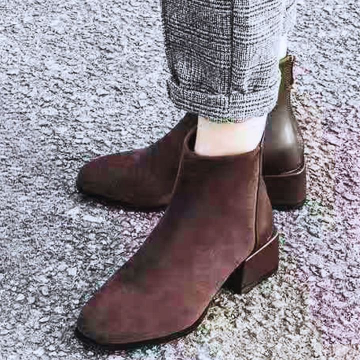 Bruine enkellaarsjes met blokhak, gedragen met opgerolde geruite broek. Stijlvolle damesmode, herfst/winter schoenen, casual chic look.
