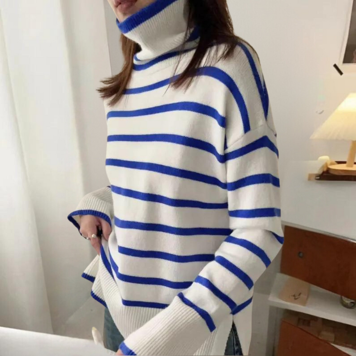 Vrouw draagt blauw-wit gestreepte trui met col, modieuze winterkleding, comfortabele damesmode, casual stijl, trendy outfit.