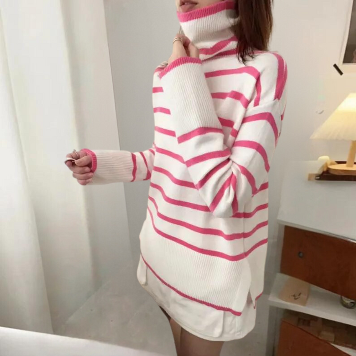 Vrouw in roze-wit gestreepte coltrui, modieuze winterkleding, comfortabele damestrui, trendy design, casual outfit, binnenomgeving.