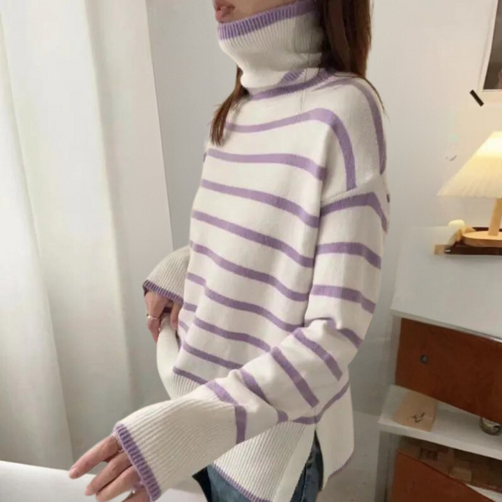 Vrouw draagt een gestreepte trui met paarse en witte strepen, coltrui stijl. Modieuze dameskleding, herfst-winter mode, comfortabele pasvorm.