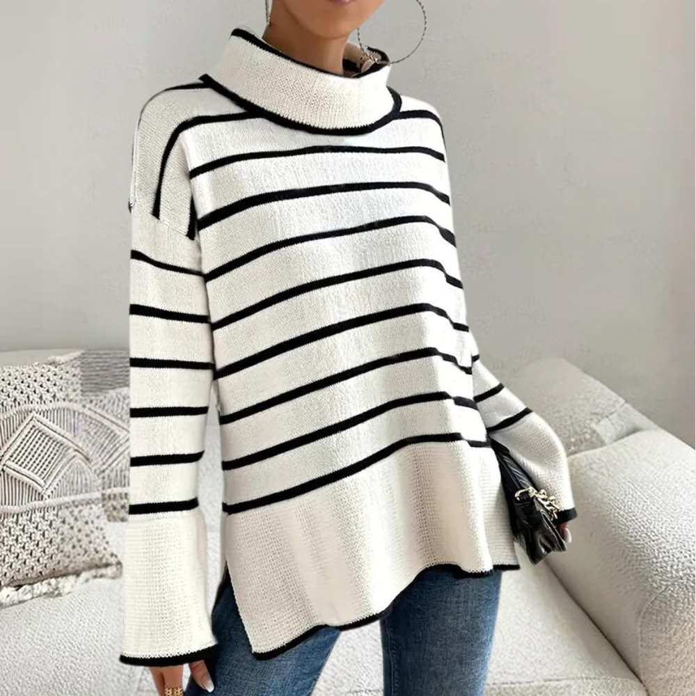 Vrouw draagt een wit-zwart gestreepte trui met col, gecombineerd met blauwe jeans. Modieuze dameskleding, casual stijl, herfst-winter outfit.